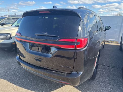 Used 2025 Chrysler Pacifica Limited FWD image 9