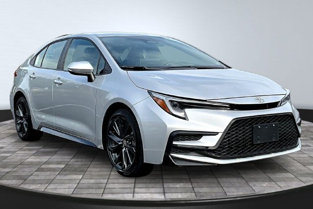 Used 2026 Toyota Corolla SE w/ SE Package FWD image 3