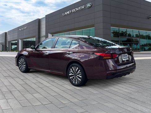 Used 2024 Nissan Altima 2.5 SV FWD image 3