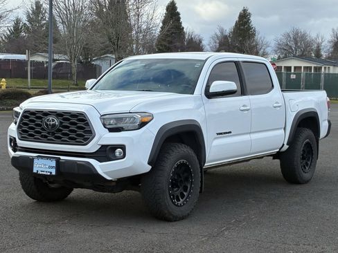 Used 2020 Toyota Tacoma TRD Off-Road w/ TRD Premium Off Road Package image 3