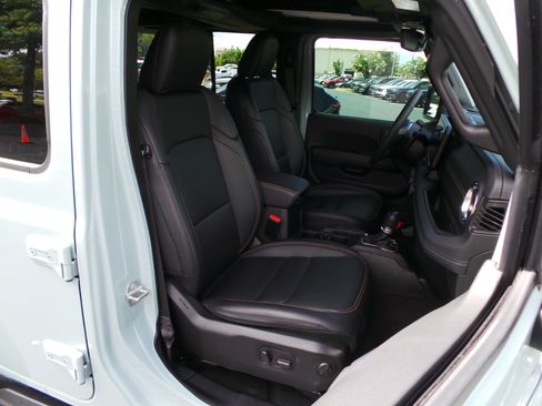 Used 2024 Jeep Wrangler Unlimited Sahara AWD/4WD image 15