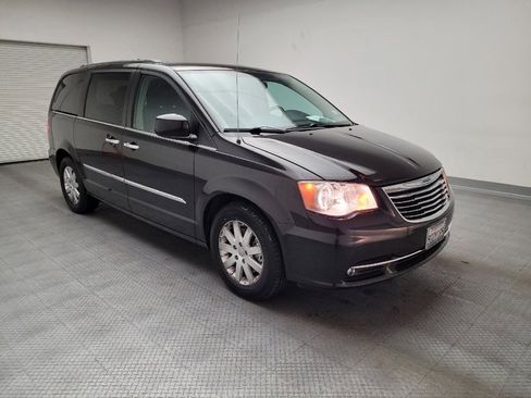 Used 2015 Chrysler Town & Country Touring w/ Driver Convenience Group FWD image 13