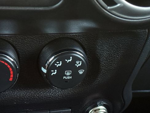 Used 2013 Jeep Wrangler Unlimited Sahara w/ Connectivity Group AWD/4WD image 27