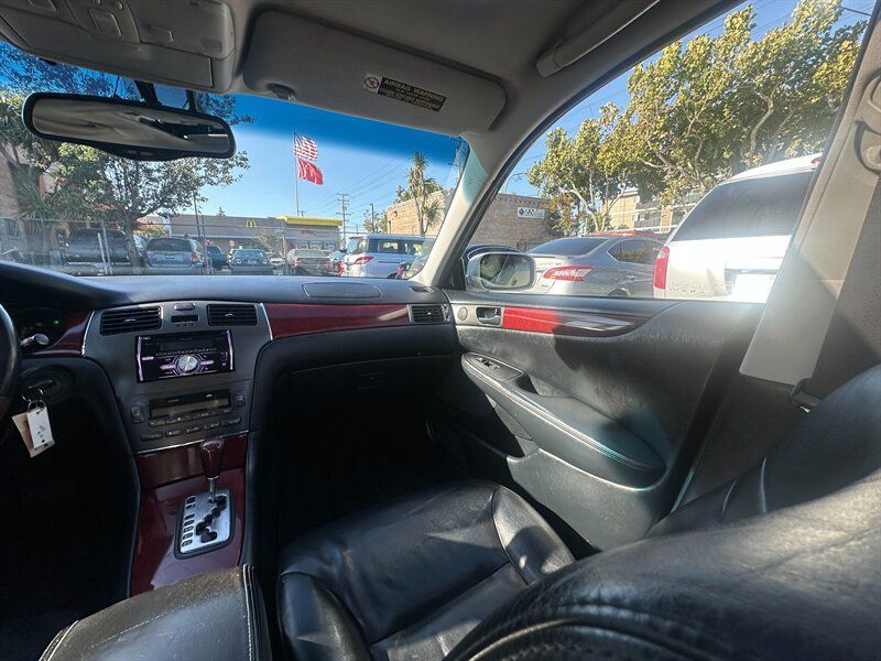Used 2002 Lexus ES 330 w/ Premium Pkg FWD image 14