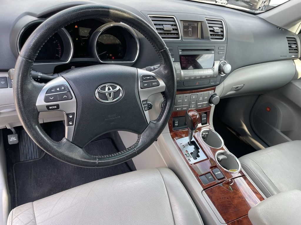 Used 2011 Toyota Highlander Limited w/ Tow Pkg FWD image 10