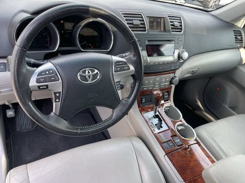 Used 2011 Toyota Highlander Limited w/ Tow Pkg FWD image 10
