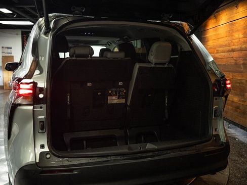 Used 2025 Toyota Sienna XLE FWD image 7
