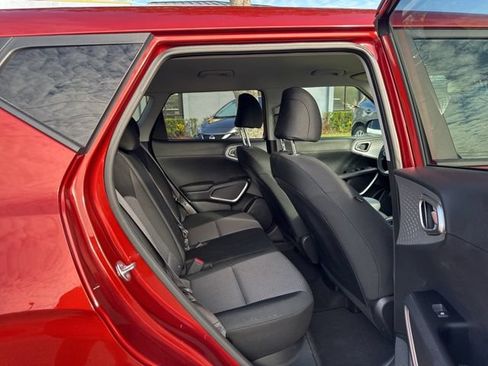 Used 2025 Kia Soul LX w/ LX Technology Package FWD image 17