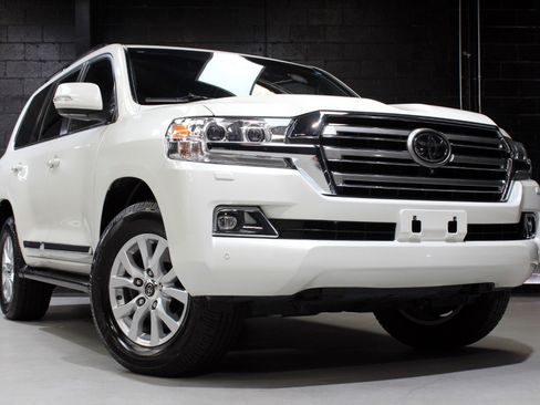 Used 2019 Toyota Land Cruiser w/ Four Season Floor Mat Package image 8