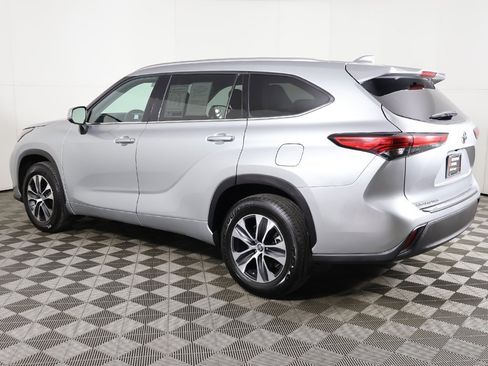 Used 2021 Toyota Highlander XLE image 15