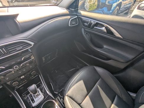 Used 2018 INFINITI QX30 image 4