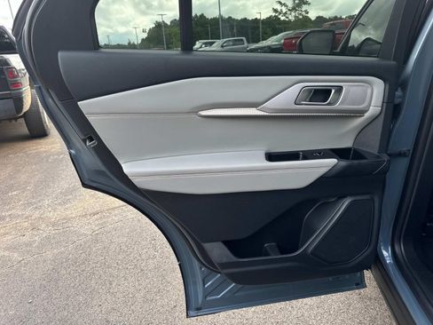 Used 2025 Ford Explorer Active w/ Active Comfort Package AWD/4WD image 18