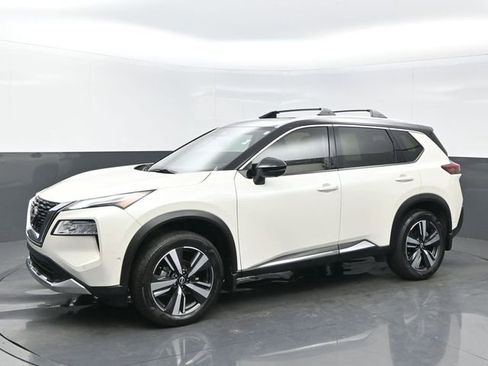 Used 2023 Nissan Rogue Platinum image 2