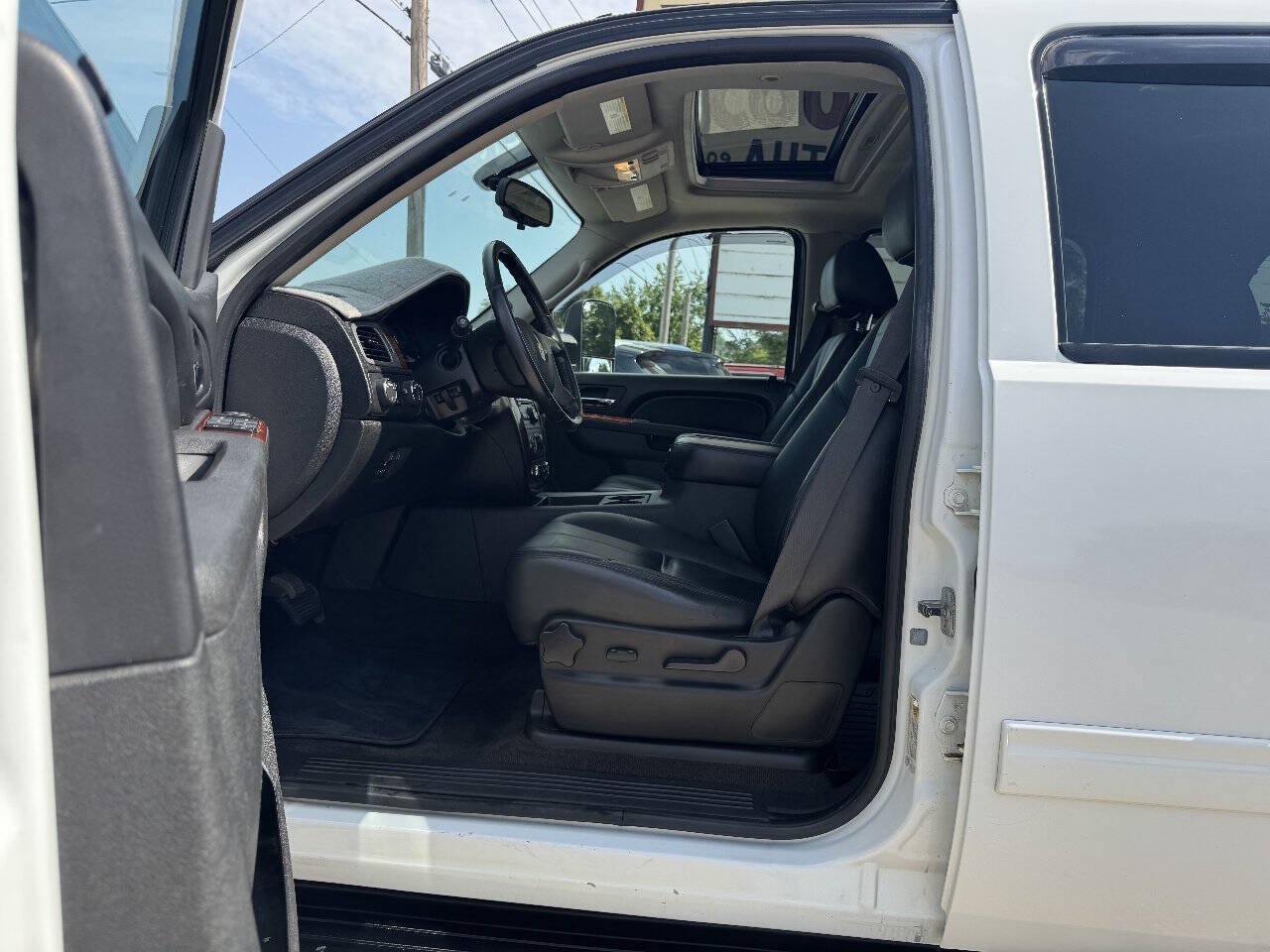 Used 2011 Chevrolet Suburban 2500 LT AWD/4WD image 9