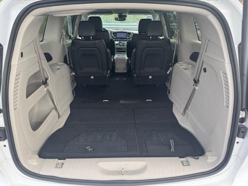 Used 2024 Chrysler Pacifica Touring-L image 3