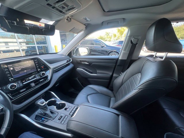 Used 2021 Toyota Highlander XLE AWD/4WD image 15