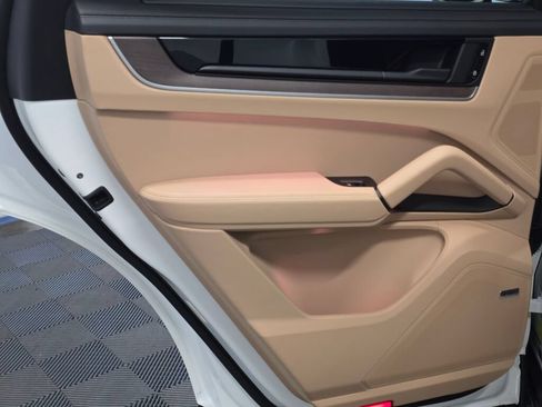 Certified 2025 Porsche Cayenne E-Hybrid Coupe AWD/4WD image 21