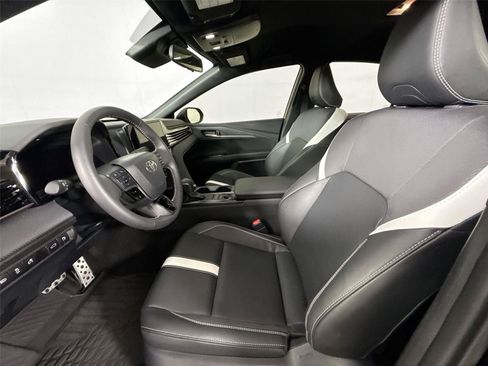 Certified 2026 Toyota Camry Hybrid FWD image 3