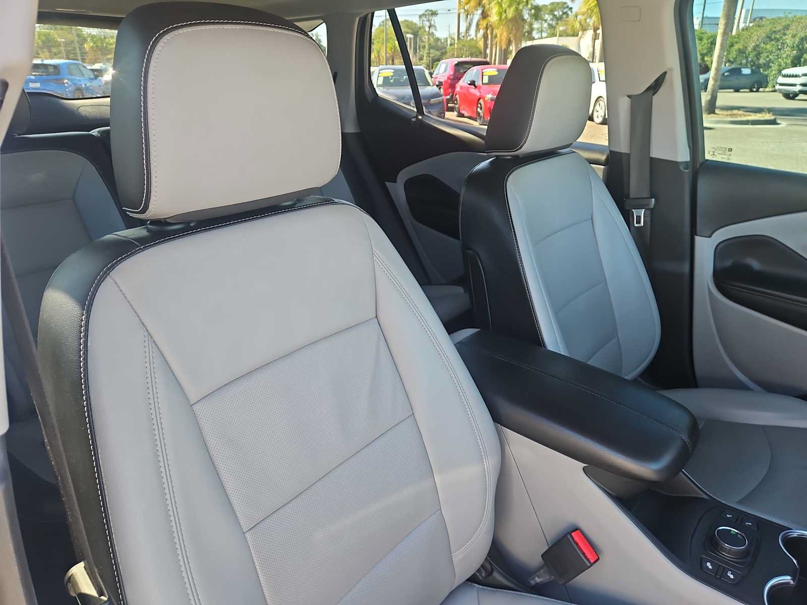 Used 2022 GMC Terrain SLT w/ Infotainment Package II FWD image 26