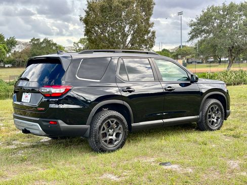 Used 2025 Honda Pilot TrailSport image 4
