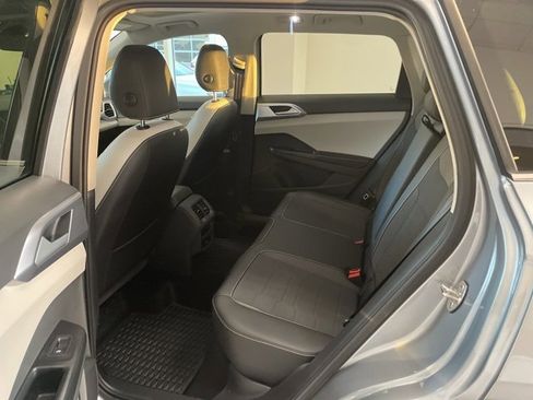 Certified 2025 Volkswagen Taos SE w/ Panoramic Sunroof Package image 8