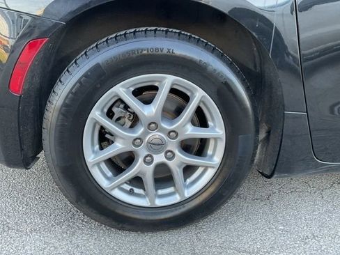 Used 2023 Chrysler Pacifica Touring-L image 10