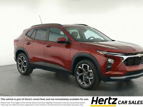 Used 2025 Chevrolet Trax LT FWD image 1