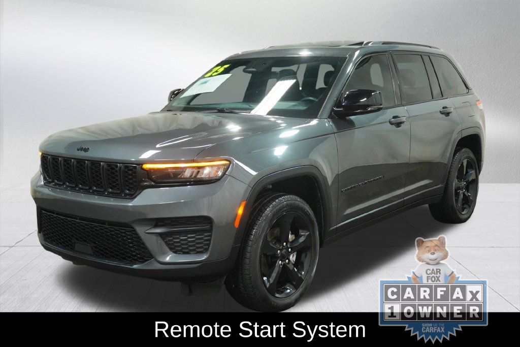 Used 2025 Jeep Grand Cherokee Altitude AWD/4WD image 12