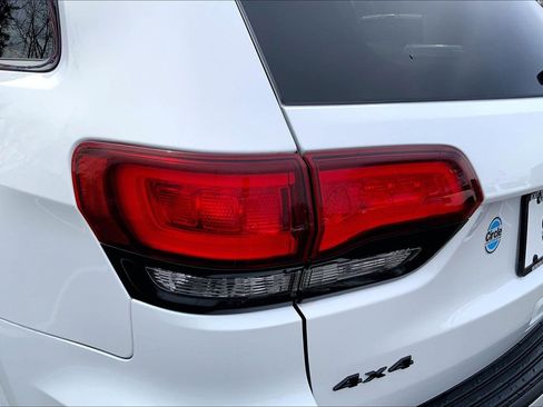 Used 2019 Jeep Grand Cherokee Altitude image 23