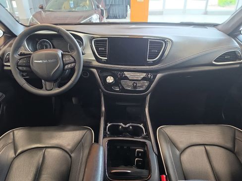 Used 2026 Chrysler Pacifica Limited w/ S Appearance Package FWD image 31