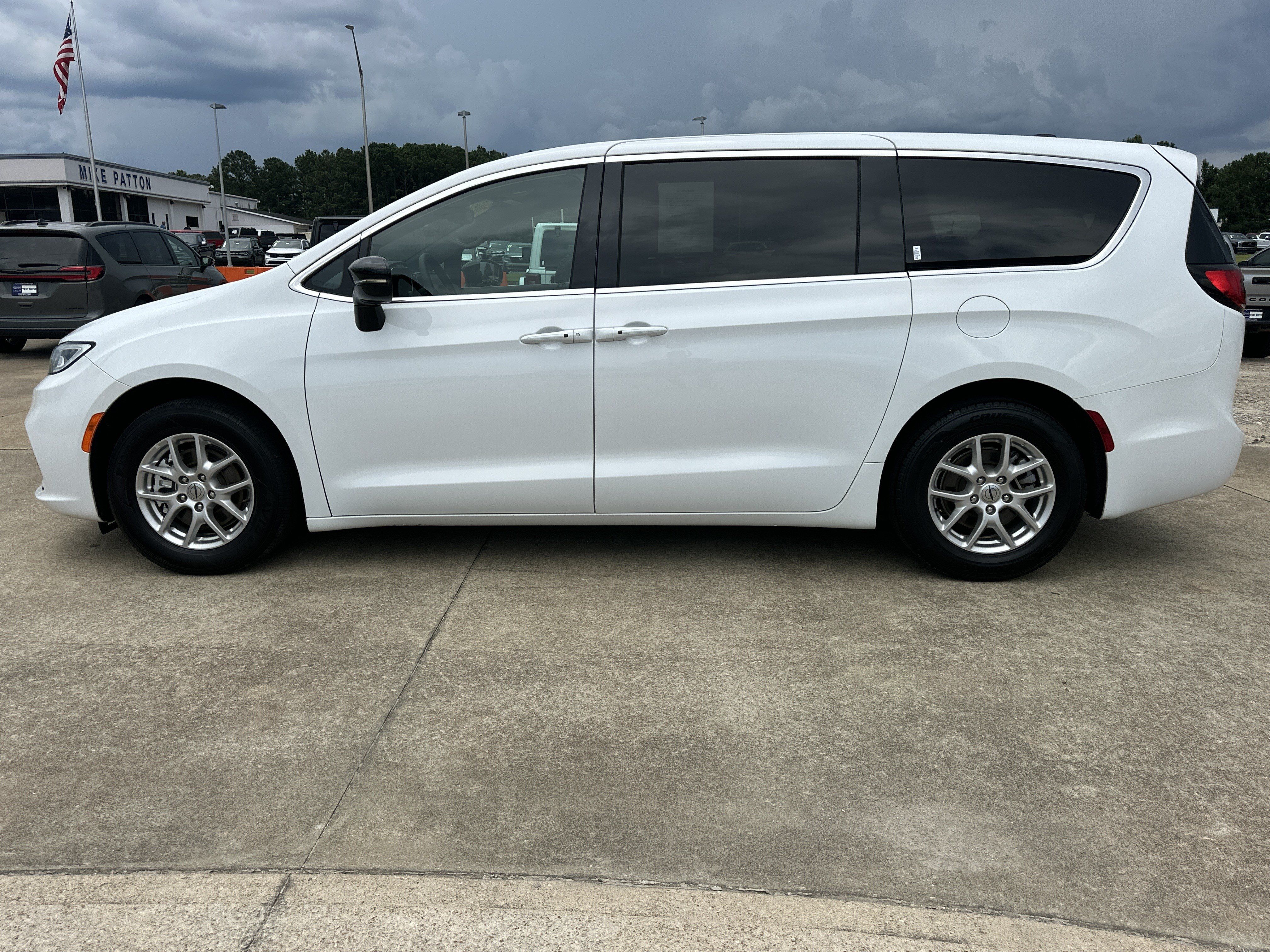 Used 2025 Chrysler Pacifica Select FWD image 9