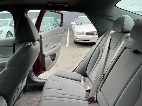 Used 2025 Hyundai Elantra SEL image 40