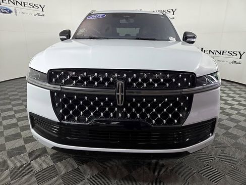 Certified 2025 Lincoln Navigator Black Label AWD/4WD image 3