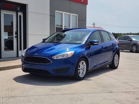 Used 2018 Ford Focus SE w/ Cold Weather Package FWD image 2