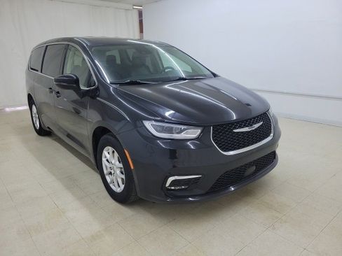 Used 2023 Chrysler Pacifica Touring-L image 3