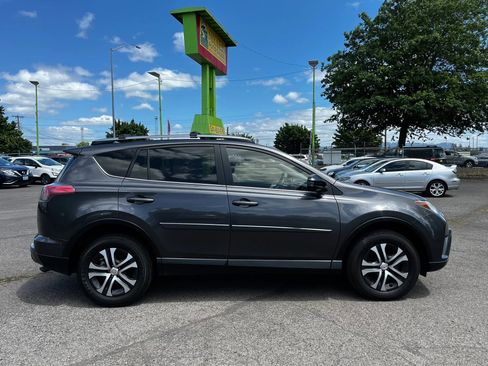 Used 2017 Toyota RAV4 LE AWD/4WD image 2