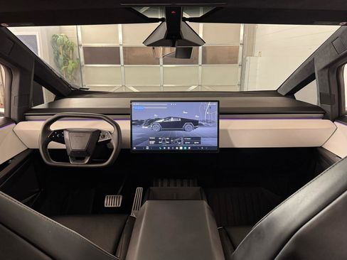 Used 2024 Tesla Cybertruck AWD Crew Cab image 34