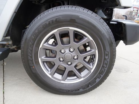 Used 2015 Jeep Wrangler Unlimited Sahara w/ Connectivity Group image 10