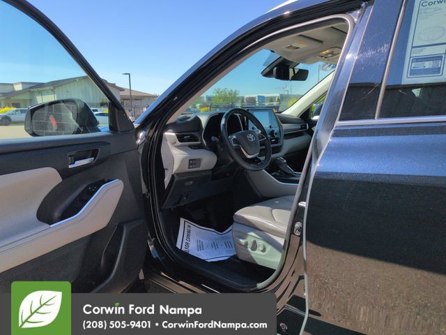 Used 2021 Toyota Highlander XLE AWD/4WD image 9