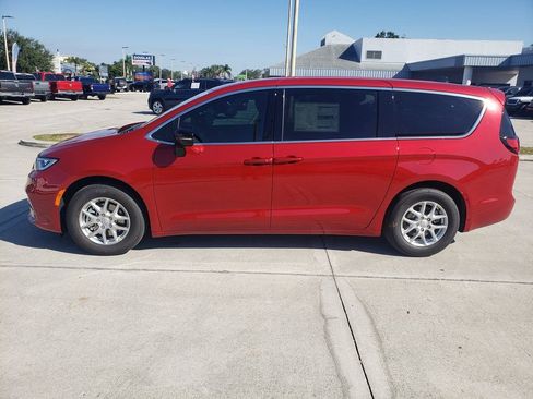 New 2026 Chrysler Pacifica Select image 3