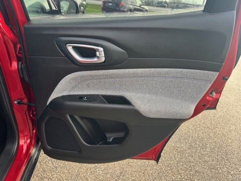 Used 2025 Jeep Compass Latitude image 31