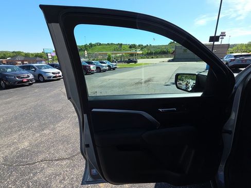 Used 2023 Chevrolet Colorado Z71 w/ Z71 Convenience Package 2 AWD/4WD image 13
