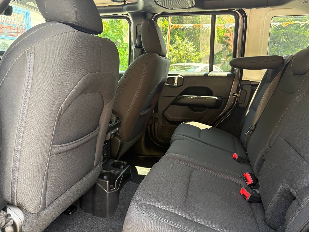 Used 2018 Jeep Wrangler Unlimited Sahara AWD/4WD image 9