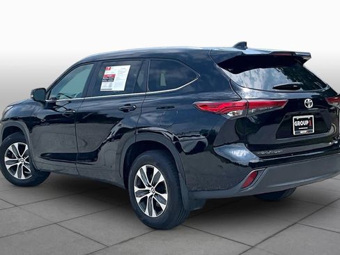 Used 2023 Toyota Highlander XLE AWD/4WD image 12
