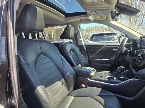 Used 2023 Toyota Highlander XLE image 12