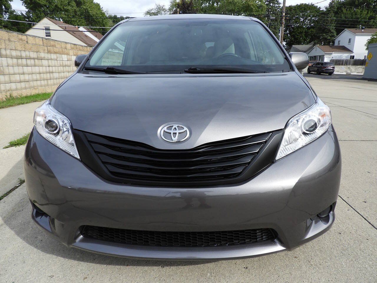 Used 2017 Toyota Sienna LE FWD image 3