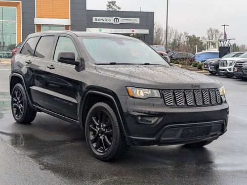 Used 2018 Jeep Grand Cherokee Altitude image 2
