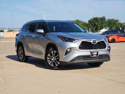 Used 2023 Toyota Highlander XLE FWD image 2