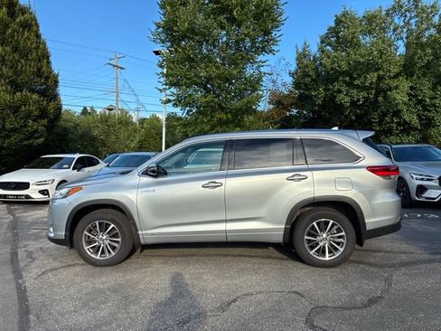 Used 2018 Toyota Highlander XLE AWD/4WD image 2