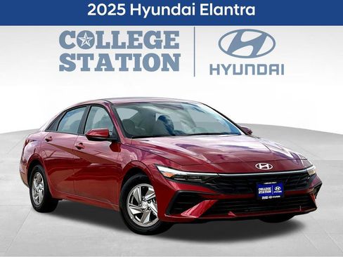 Used 2025 Hyundai Elantra SE w/ Cargo Package image 3